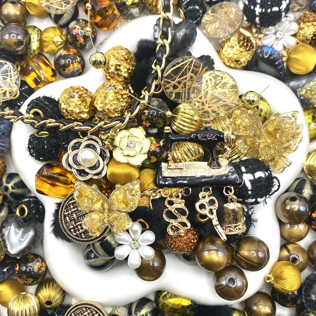 【Buy One Get One Equal Volume For Free】Black & Gold Beads Mix For Keychains(Miki)-BD